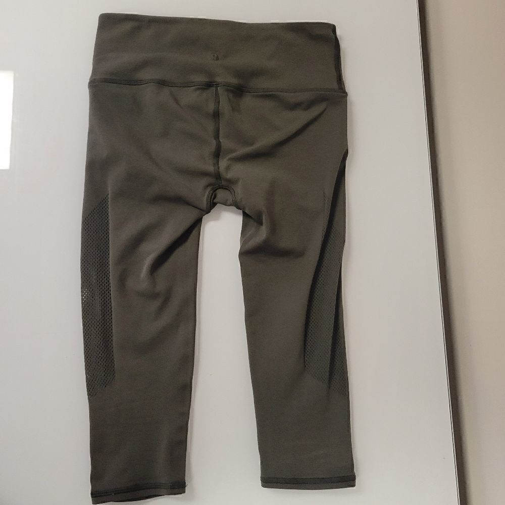 EUC LULULEMON Olive Perforated capri Leggings size S